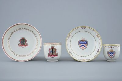 Twee Chinese kop en schotels met wapendecor, Qianlong, 18e eeuw