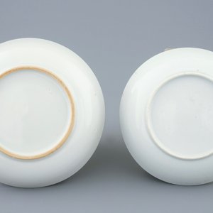 Twee Chinese kop en schotels met wapendecor, Qianlong, 18e eeuw — foto 3