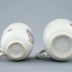 Twee Chinese kop en schotels met wapendecor, Qianlong, 18e eeuw — foto 5