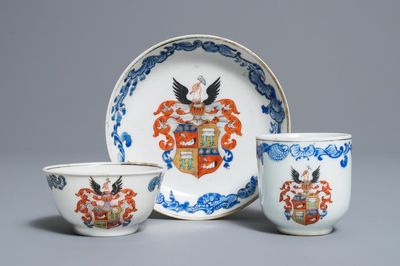 Twee Chinese koppen en een schotel met wapendecor, Yongzheng