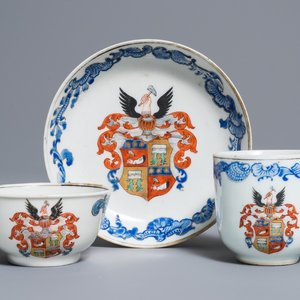 Twee Chinese koppen en een schotel met wapendecor, Yongzheng — foto 1