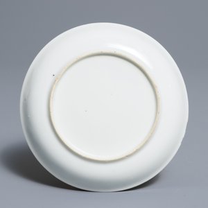 Twee Chinese koppen en een schotel met wapendecor, Yongzheng — foto 3