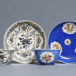 Twee Chinese koppen en schotels met verguld, grisaille en overglazuur blauw decor, Yongzheng — foto 1
