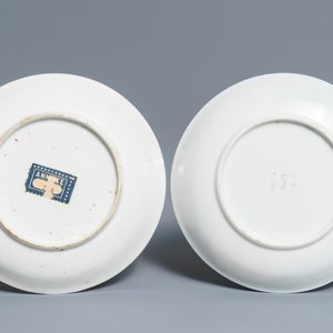 Twee Chinese koppen en schotels met verguld, grisaille en overglazuur blauw decor, Yongzheng — foto 3