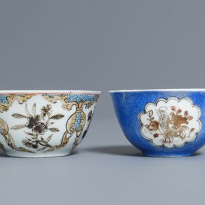 Twee Chinese koppen en schotels met verguld, grisaille en overglazuur blauw decor, Yongzheng — foto 5