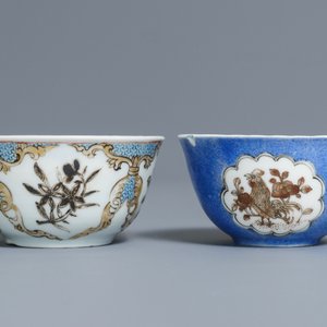 Twee Chinese koppen en schotels met verguld, grisaille en overglazuur blauw decor, Yongzheng — foto 7