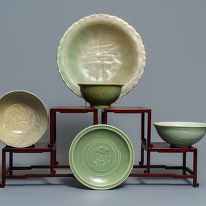 Twee Chinese Longquan celadon schotels en drie kommen, Song/Ming — foto 1