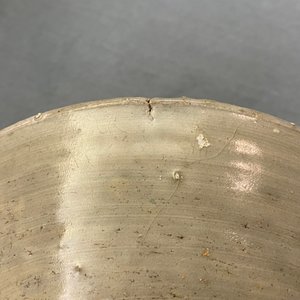 Twee Chinese Longquan celadon schotels en drie kommen, Song/Ming — foto 11
