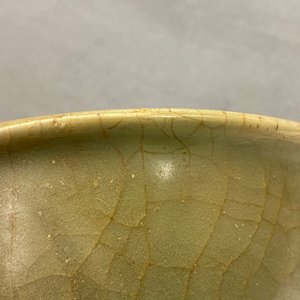 Twee Chinese Longquan celadon schotels en drie kommen, Song/Ming — foto 16