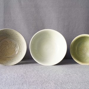 Twee Chinese Longquan celadon schotels en drie kommen, Song/Ming — foto 27