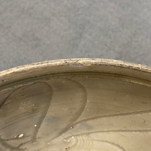 Twee Chinese Longquan celadon schotels en drie kommen, Song/Ming — foto 7