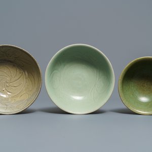 Twee Chinese Longquan celadon schotels en drie kommen, Song/Ming — foto 5