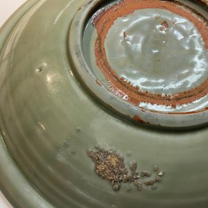 Twee Chinese Longquan celadon schotels met onderglazuur decor, Ming — foto 11