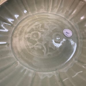 Twee Chinese Longquan celadon schotels met onderglazuur decor, Ming — foto 17