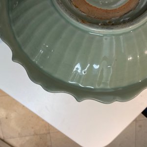 Twee Chinese Longquan celadon schotels met onderglazuur decor, Ming — foto 19