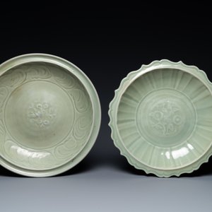 Twee Chinese Longquan celadon schotels met onderglazuur decor, Ming — foto 2
