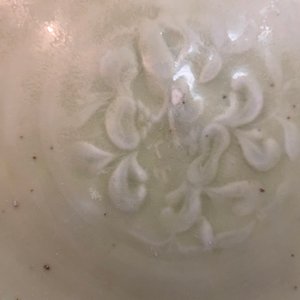 Twee Chinese Longquan celadon schotels met onderglazuur decor, Ming — foto 7
