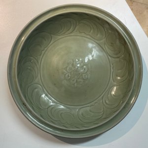 Twee Chinese Longquan celadon schotels met onderglazuur decor, Ming — foto 9