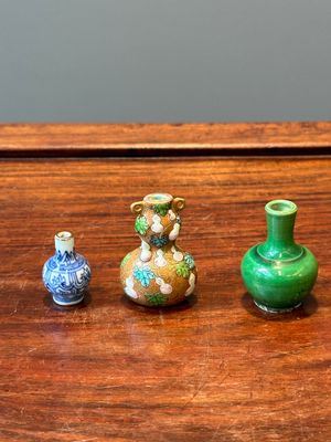 Twee Chinese miniatuurvazen en een snuiffles met Qianlong merk, Kangxi en later — foto 1