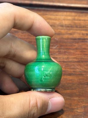 Twee Chinese miniatuurvazen en een snuiffles met Qianlong merk, Kangxi en later — foto 12