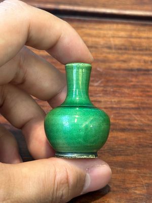 Twee Chinese miniatuurvazen en een snuiffles met Qianlong merk, Kangxi en later — foto 13