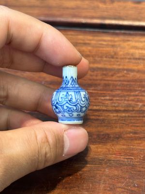Twee Chinese miniatuurvazen en een snuiffles met Qianlong merk, Kangxi en later — foto 2