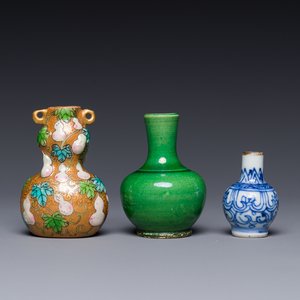 Twee Chinese miniatuurvazen en een snuiffles met Qianlong merk, Kangxi en later — foto 1