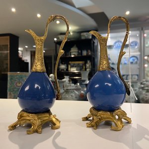 Twee Chinese monochrome blauwe vaasjes met verguld brons tot kannen omgevormd, Kangxi en 19e eeuw — foto 9