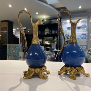 Twee Chinese monochrome blauwe vaasjes met verguld brons tot kannen omgevormd, Kangxi en 19e eeuw — foto 10
