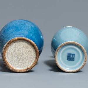 Twee Chinese monochrome blauwe vazen en drie schotels, 19/20e eeuw — foto 11