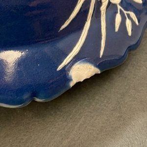 Twee Chinese monochrome blauwe vazen en drie schotels, 19/20e eeuw — foto 20