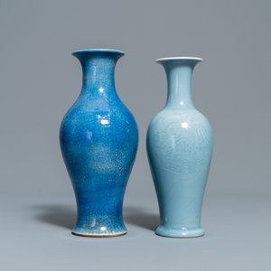 Twee Chinese monochrome blauwe vazen en drie schotels, 19/20e eeuw — foto 6
