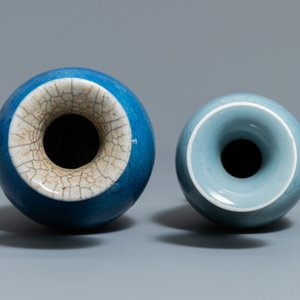 Twee Chinese monochrome blauwe vazen en drie schotels, 19/20e eeuw — foto 10