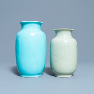 Twee Chinese monochrome celadon- en turquoise-geglazuurde vazen, 19/20e eeuw — foto 3