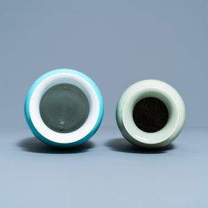 Twee Chinese monochrome celadon- en turquoise-geglazuurde vazen, 19/20e eeuw — foto 5