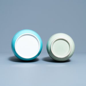 Twee Chinese monochrome celadon- en turquoise-geglazuurde vazen, 19/20e eeuw — foto 6