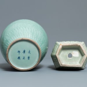 Twee Chinese monochrome celadon vazen, 19/20e eeuw — foto 7