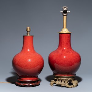 Twee Chinese monochrome flesvormige sang-de-boeuf vazen tot lamp omgevormd, 19e eeuw — foto 4