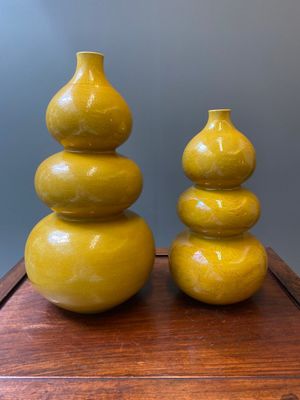 Twee Chinese monochrome gele kalebasvazen met ingekerfd decor van lotusslingers en draken, Longqing merk, 19e eeuw — foto 1