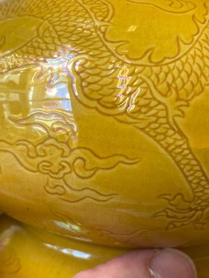 Twee Chinese monochrome gele kalebasvazen met ingekerfd decor van lotusslingers en draken, Longqing merk, 19e eeuw — foto 16