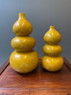 Twee Chinese monochrome gele kalebasvazen met ingekerfd decor van lotusslingers en draken, Longqing merk, 19e eeuw — foto 2