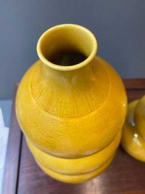 Twee Chinese monochrome gele kalebasvazen met ingekerfd decor van lotusslingers en draken, Longqing merk, 19e eeuw — foto 3