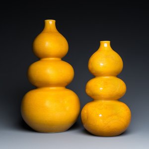 Twee Chinese monochrome gele kalebasvazen met ingekerfd decor van lotusslingers en draken, Longqing merk, 19e eeuw — foto 1