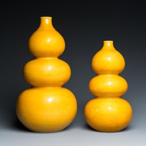 Twee Chinese monochrome gele kalebasvazen met ingekerfd decor van lotusslingers en draken, Longqing merk, 19e eeuw — foto 4