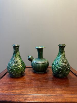 Twee Chinese monochrome groen geglazuurde steengoed vazen met draken en een kendi, Fujian ovens, laat Ming — foto 1