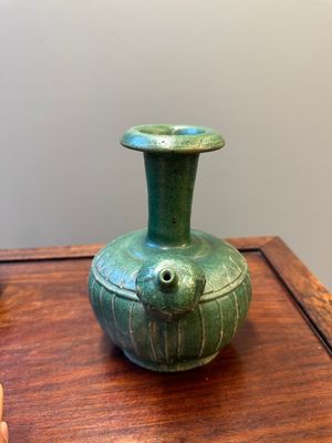 Twee Chinese monochrome groen geglazuurde steengoed vazen met draken en een kendi, Fujian ovens, laat Ming — foto 16