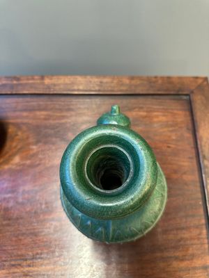 Twee Chinese monochrome groen geglazuurde steengoed vazen met draken en een kendi, Fujian ovens, laat Ming — foto 19