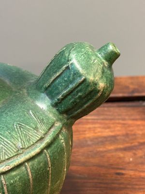 Twee Chinese monochrome groen geglazuurde steengoed vazen met draken en een kendi, Fujian ovens, laat Ming — foto 20