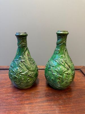Twee Chinese monochrome groen geglazuurde steengoed vazen met draken en een kendi, Fujian ovens, laat Ming — foto 5