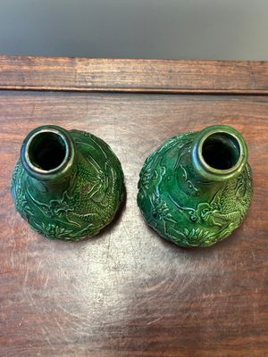Twee Chinese monochrome groen geglazuurde steengoed vazen met draken en een kendi, Fujian ovens, laat Ming — foto 6